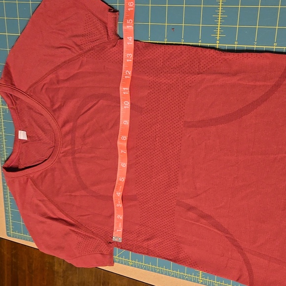 LULULEMON Swiftly Tech Short Sleeve Crew Top 4 Berry Cherry Red Running EUC B34. - Picture 7 of 8